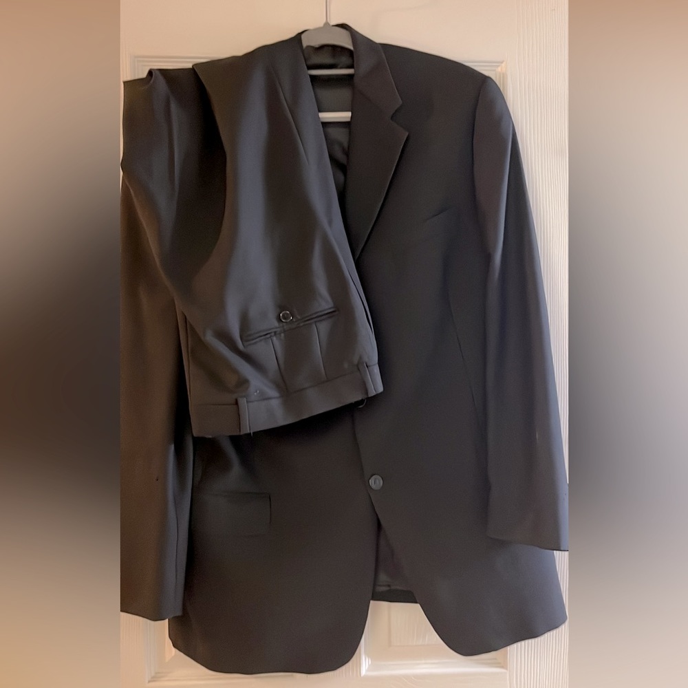 Men’s suit - 38x34 EUC